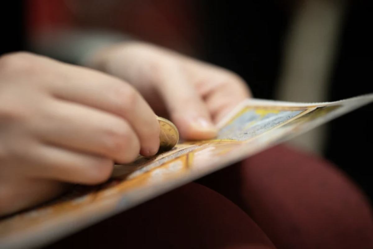 La possibilità di vincere premi istantanei con un semplice biglietto li rende un’attrazione irresistibile, ma in molti si chiedono se esista