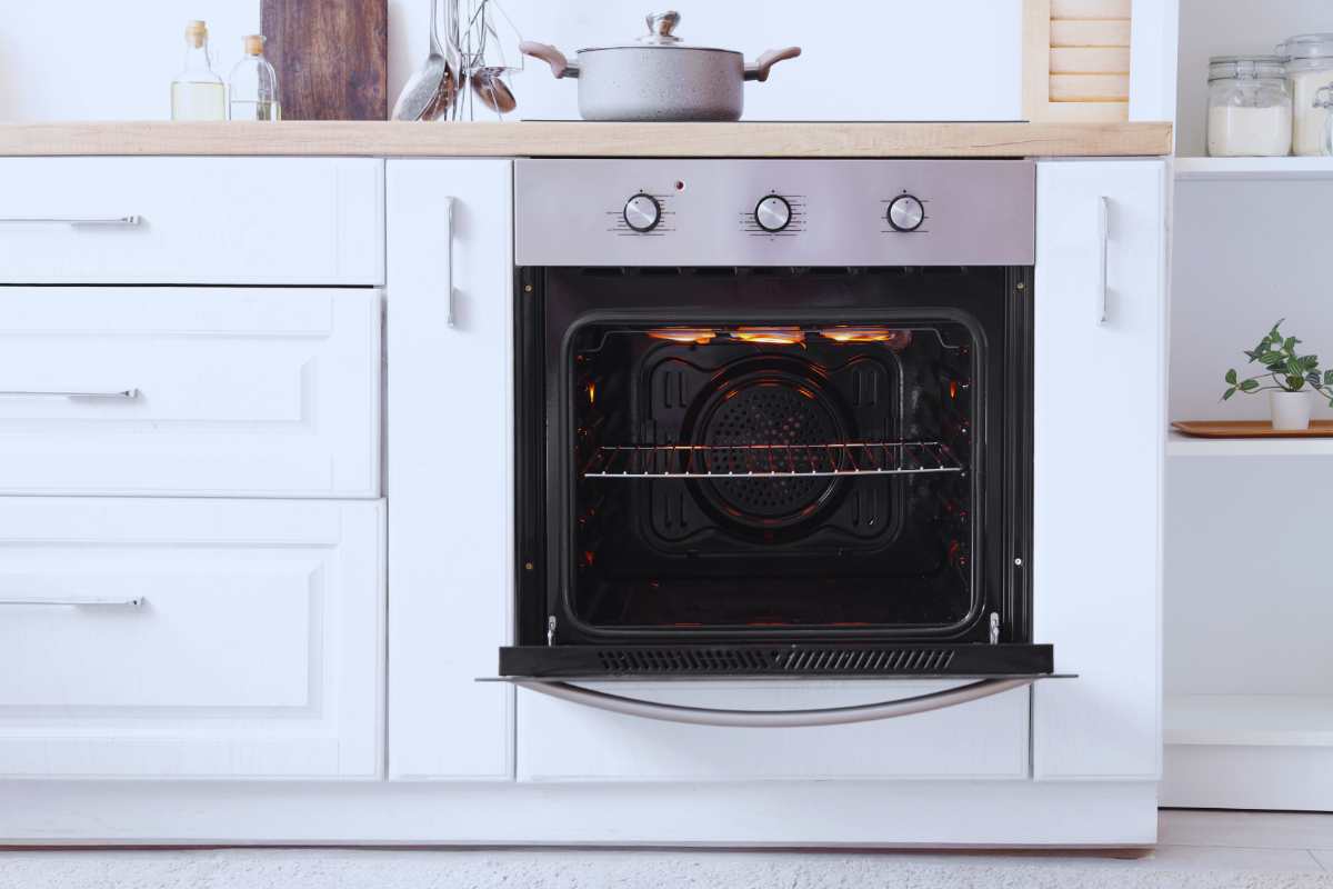 Doppio vetro del forno: il metodo pazzesco per pulirlo in pochi minuti